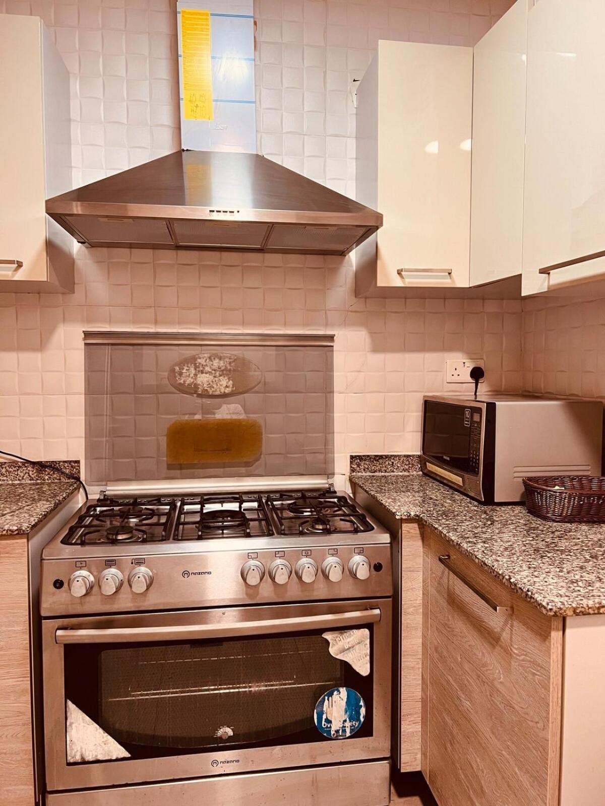 One Guest Place 3bhk In The अपार्टमेंट